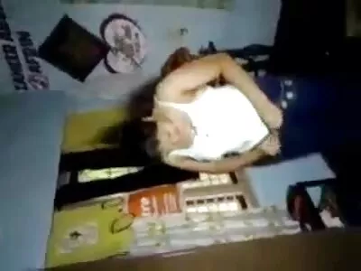 Gayretli genç adam üvey annesiyle duşta yerlianal seks yapıyor