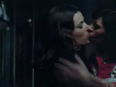 Gözlüklü genç bebek yerli gerçek porno kedi karşılığında para alıyor